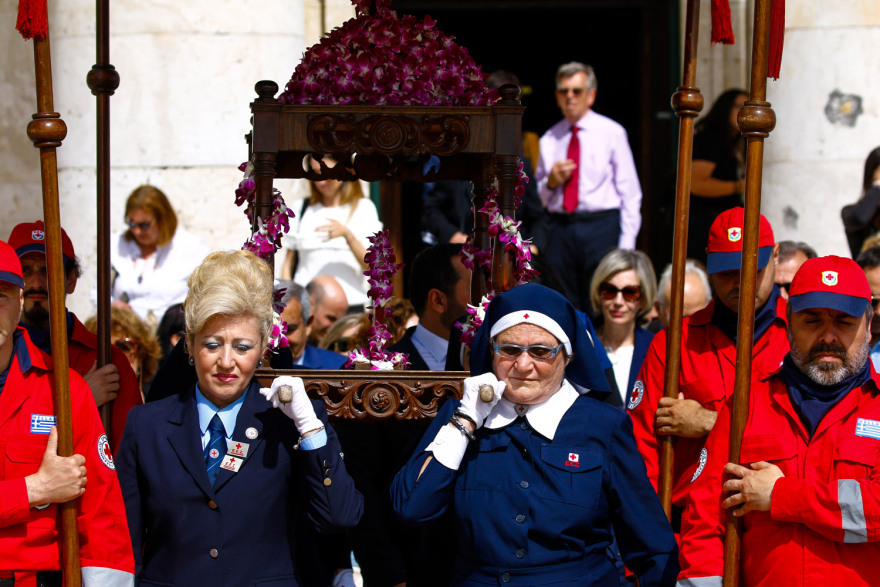 Με κατάνυξη η ακολουθία και η περιφορά του Επιταφίου σε όλη τη χώρα - Δείτε φωτογραφίες