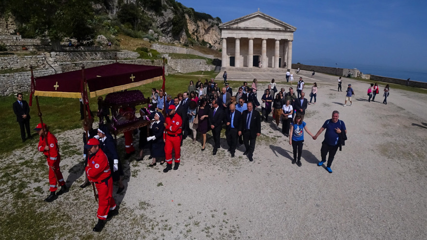 Με κατάνυξη η ακολουθία και η περιφορά του Επιταφίου σε όλη τη χώρα - Δείτε φωτογραφίες