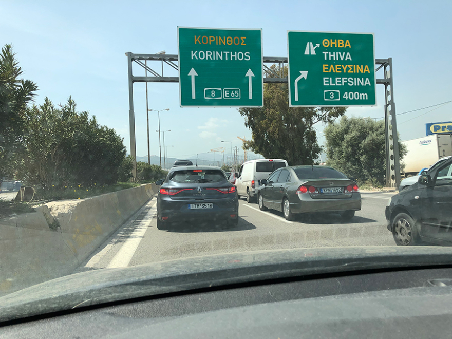 Κίνηση τώρα: Γολγοθάς για τους εκδρομείς και στις δύο εθνικές οδούς - Χάρτης: Ποια σημεία να προσέξετε