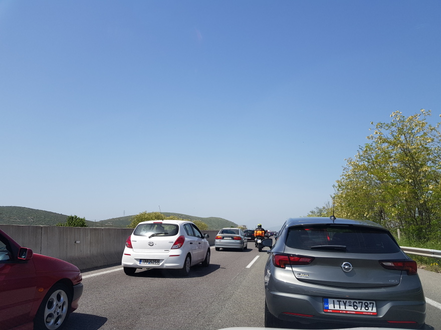 Κίνηση τώρα: Γολγοθάς για τους εκδρομείς και στις δύο εθνικές οδούς - Χάρτης: Ποια σημεία να προσέξετε