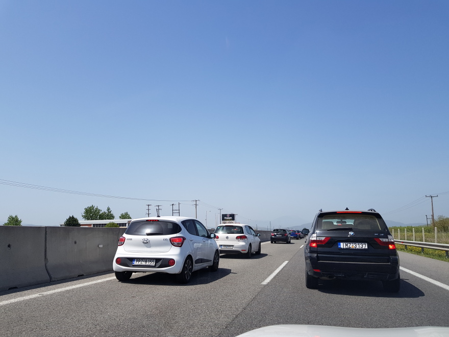 Κίνηση τώρα: Γολγοθάς για τους εκδρομείς και στις δύο εθνικές οδούς - Χάρτης: Ποια σημεία να προσέξετε