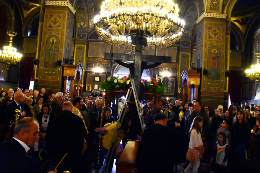 Με κατάνυξη η ακολουθία και η περιφορά του Επιταφίου σε όλη τη χώρα - Δείτε φωτογραφίες