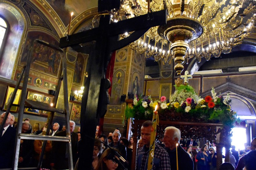 Με κατάνυξη η ακολουθία και η περιφορά του Επιταφίου σε όλη τη χώρα - Δείτε φωτογραφίες