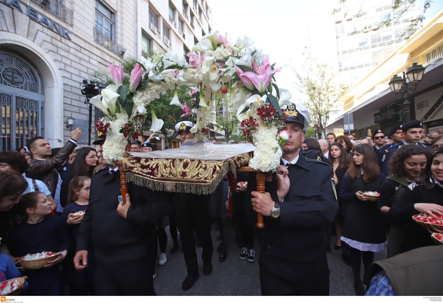 Με κατάνυξη η ακολουθία και η περιφορά του Επιταφίου σε όλη τη χώρα - Δείτε φωτογραφίες
