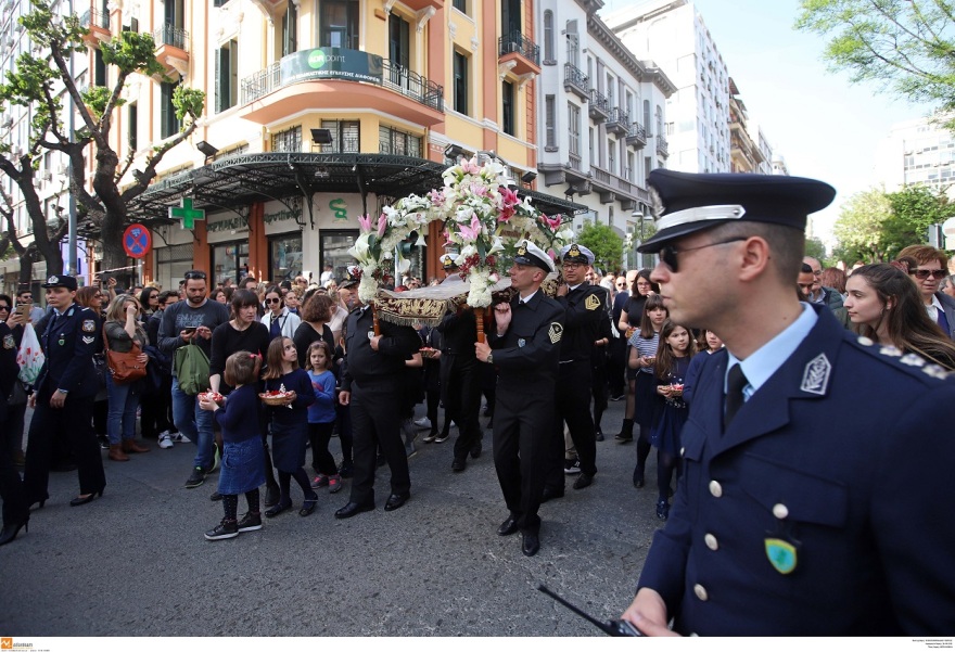 Με κατάνυξη η ακολουθία και η περιφορά του Επιταφίου σε όλη τη χώρα - Δείτε φωτογραφίες