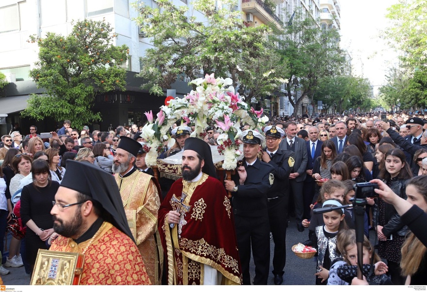 Με κατάνυξη η ακολουθία και η περιφορά του Επιταφίου σε όλη τη χώρα - Δείτε φωτογραφίες