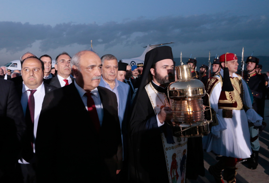 Βίντεο: Στην Αθήνα με καθυστέρηση το Άγιο Φως - «Αλαλούμ» με την μεταφορά του!