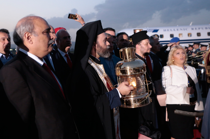 Βίντεο: Στην Αθήνα με καθυστέρηση το Άγιο Φως - «Αλαλούμ» με την μεταφορά του!