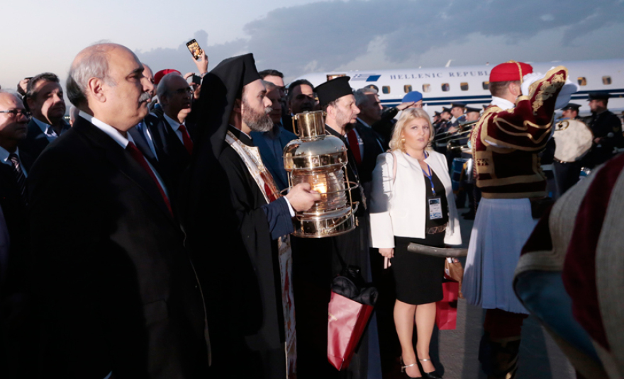 Βίντεο: Στην Αθήνα με καθυστέρηση το Άγιο Φως - «Αλαλούμ» με την μεταφορά του!