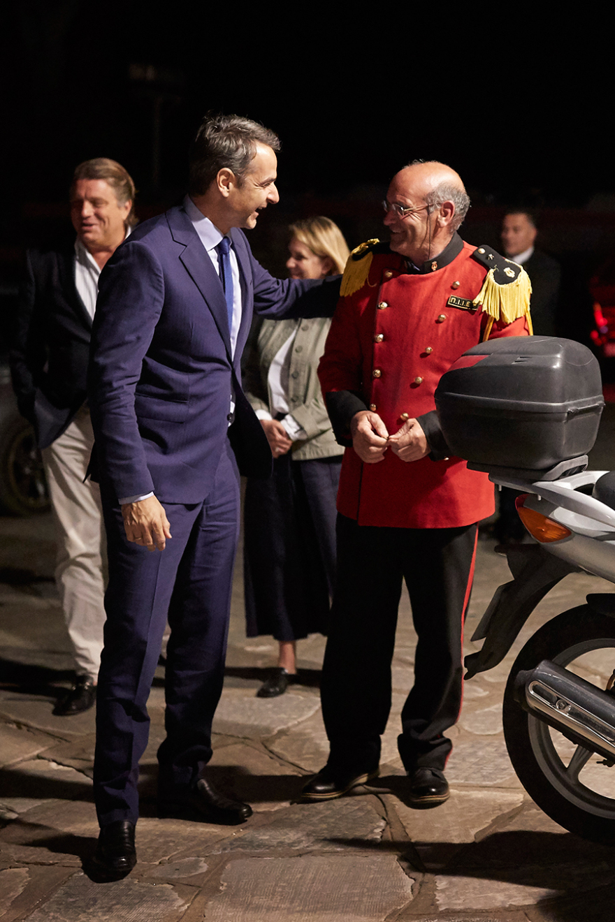 Στον Επιτάφιο της Τήνου ο Κυριάκος Μητσοτάκης - Δείτε φωτογραφίες και βίντεο