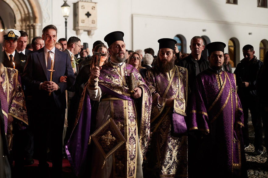 Στον Επιτάφιο της Τήνου ο Κυριάκος Μητσοτάκης - Δείτε φωτογραφίες και βίντεο