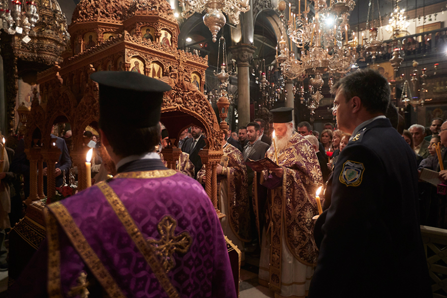Στον Επιτάφιο της Τήνου ο Κυριάκος Μητσοτάκης - Δείτε φωτογραφίες και βίντεο