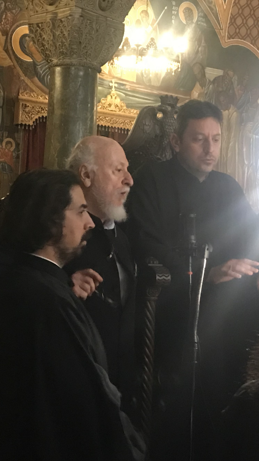 Ο Διονύσης Σαββόπουλος έψαλε τους ύμνους της Μεγάλης Παρασκευής στον Άγιο Διονύσιο