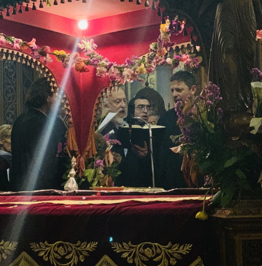 Ο Διονύσης Σαββόπουλος έψαλε τους ύμνους της Μεγάλης Παρασκευής στον Άγιο Διονύσιο