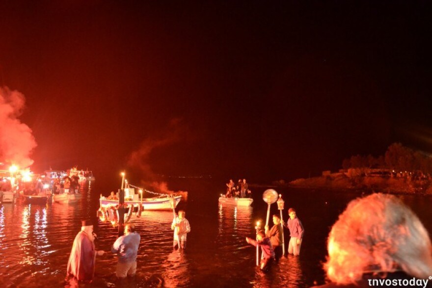 Στον Επιτάφιο της Τήνου ο Κυριάκος Μητσοτάκης - Δείτε φωτογραφίες και βίντεο