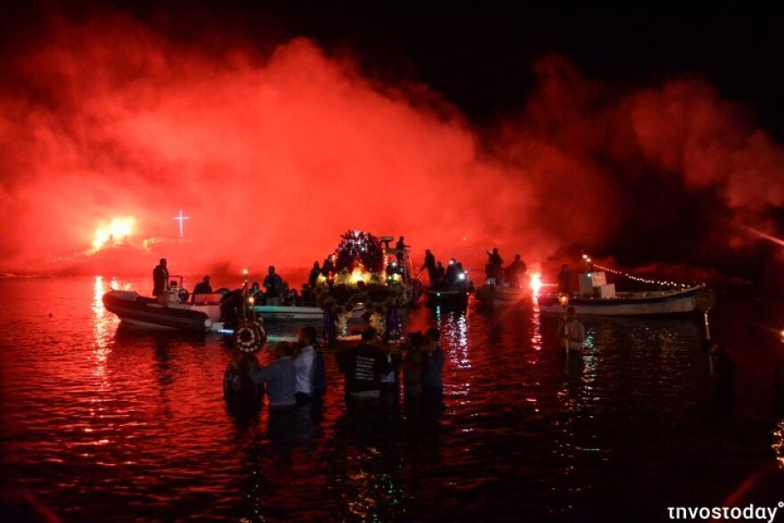 Στον Επιτάφιο της Τήνου ο Κυριάκος Μητσοτάκης - Δείτε φωτογραφίες και βίντεο