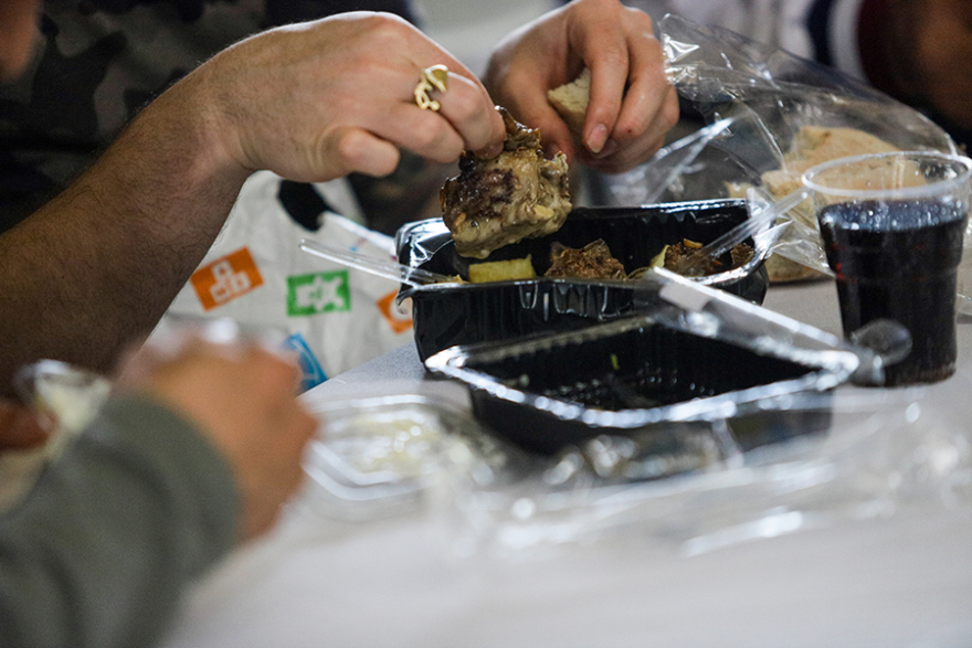 Γέμισε το Ρουφ για το πασχαλινό γεύμα αγάπης του Δήμου Αθηναίων