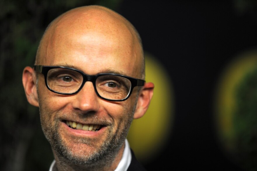 Moby: Πώς έφτασε, από το απόγειο της δόξας, στο να ικετεύει φαν για ναρκωτικά και να προσπαθεί να αυτοκτονήσει!