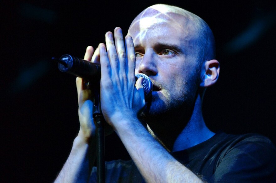 Moby: Πώς έφτασε, από το απόγειο της δόξας, στο να ικετεύει φαν για ναρκωτικά και να προσπαθεί να αυτοκτονήσει!