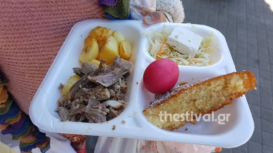 Γέμισε το Ρουφ για το πασχαλινό γεύμα αγάπης του Δήμου Αθηναίων