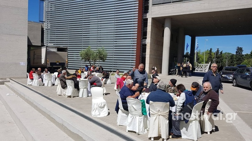 Γέμισε το Ρουφ για το πασχαλινό γεύμα αγάπης του Δήμου Αθηναίων