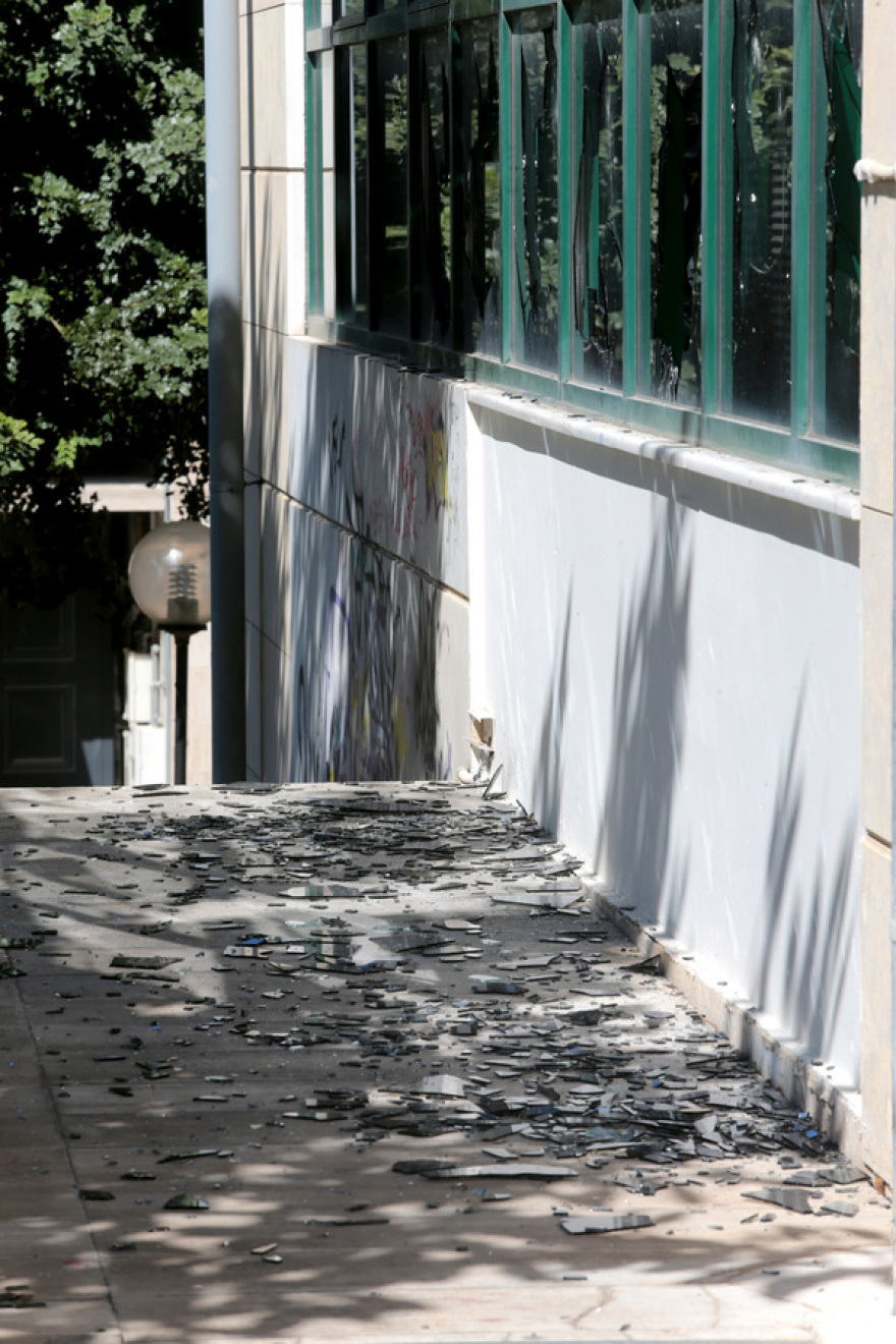 Καταδρομική επίθεση του Ρουβίκωνα στο δημαρχείο Ηλιούπολης