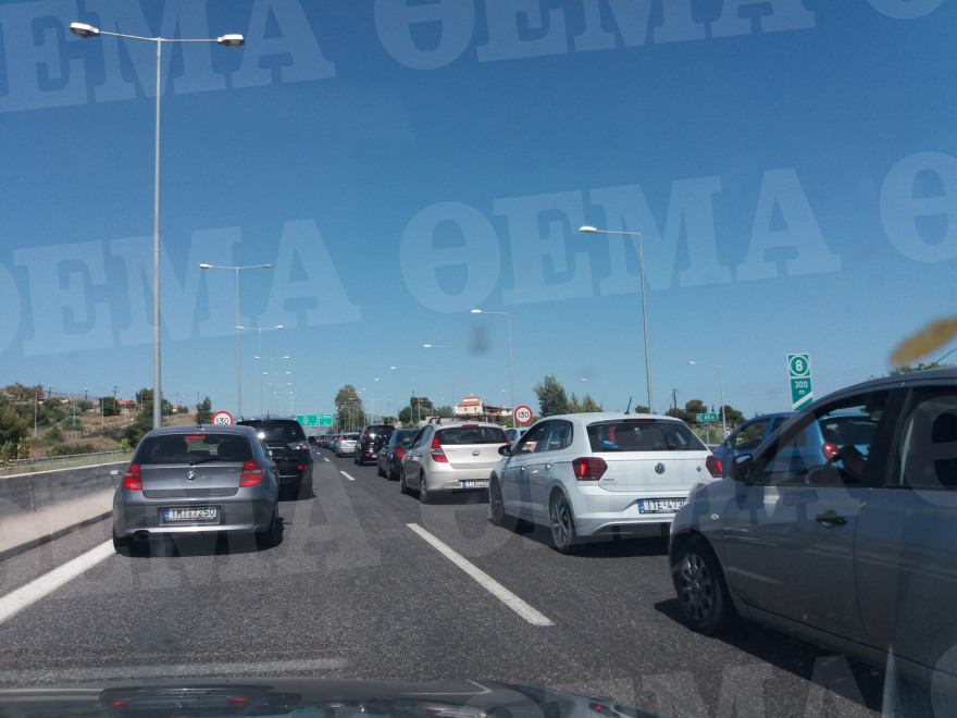 Κίνηση: Μεγάλο μποτιλιάρισμα μετά από καραμπόλα στους Αγίους Θεοδώρους 