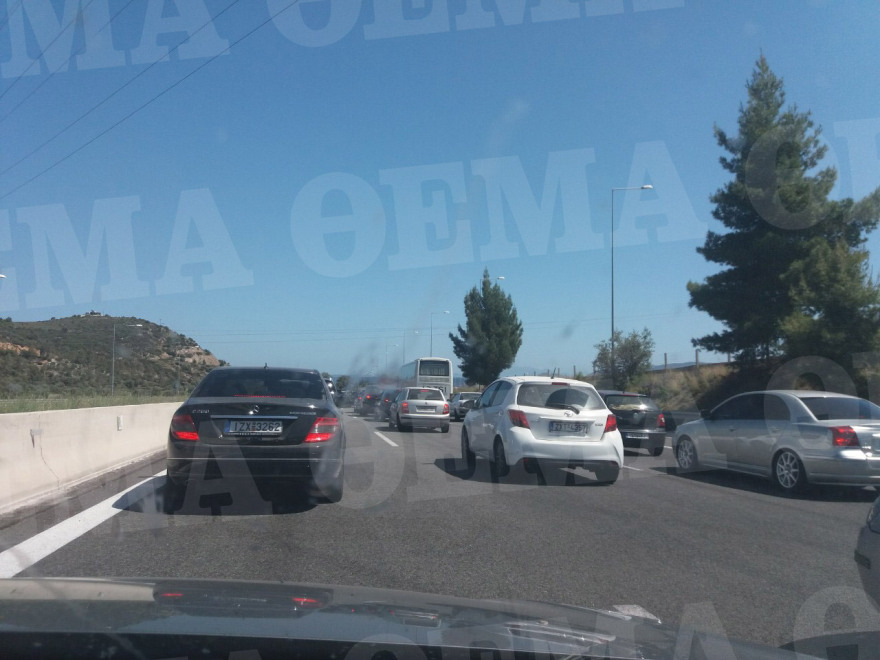 Κίνηση: Μεγάλο μποτιλιάρισμα μετά από καραμπόλα στους Αγίους Θεοδώρους 