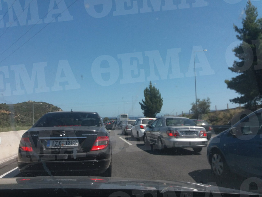 Κίνηση: Μεγάλο μποτιλιάρισμα μετά από καραμπόλα στους Αγίους Θεοδώρους 