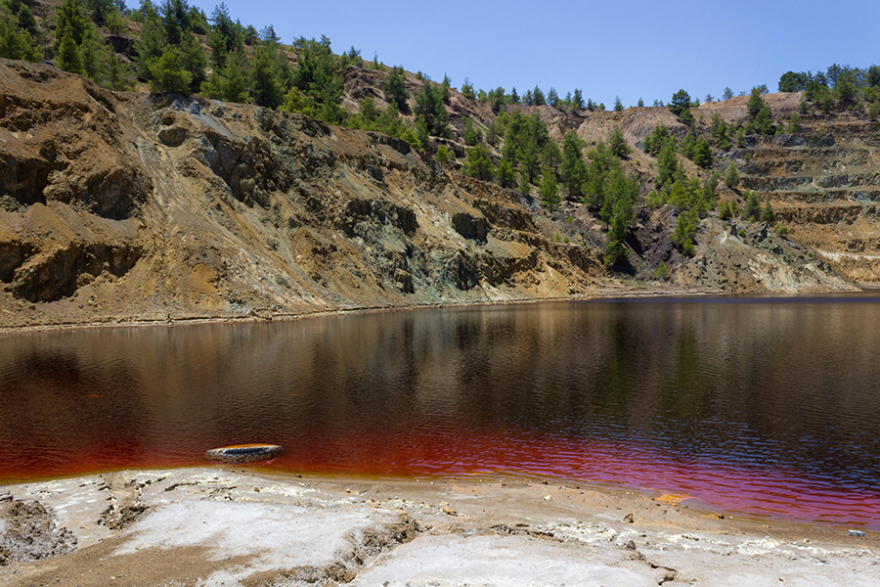 Serial killer στην Κύπρο: Επιχείρηση για να ανασύρουν τη δεύτερη βαλίτσα από την Κόκκινη Λίμνη