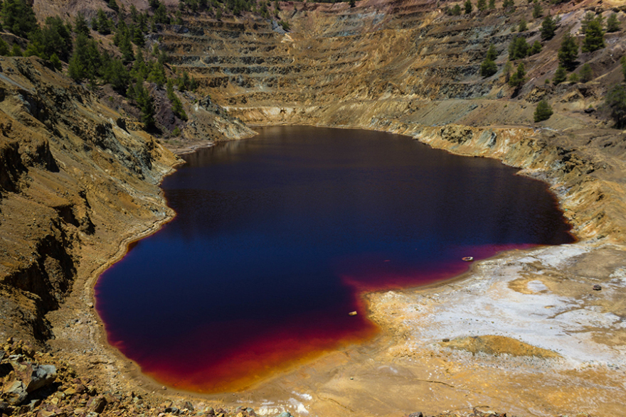 Serial killer στην Κύπρο: Επιχείρηση για να ανασύρουν τη δεύτερη βαλίτσα από την Κόκκινη Λίμνη