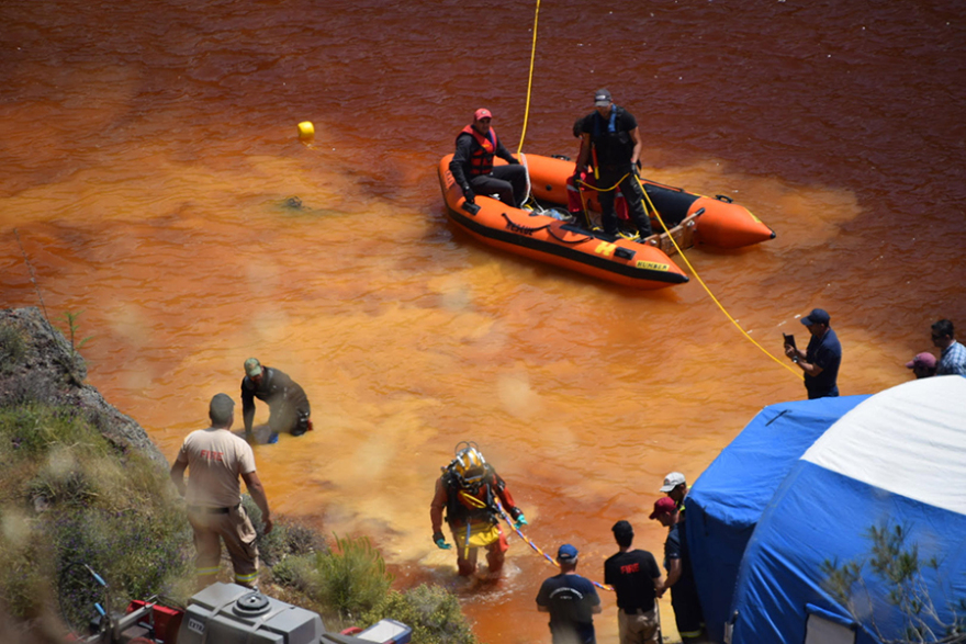 Serial killer στην Κύπρο: Επιχείρηση για να ανασύρουν τη δεύτερη βαλίτσα από την Κόκκινη Λίμνη