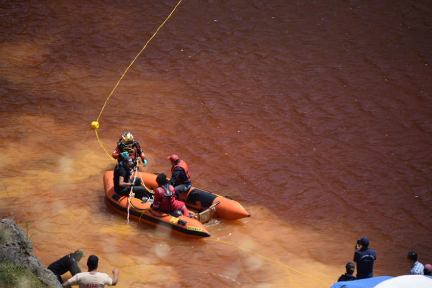 Serial killer στην Κύπρο: Επιχείρηση για να ανασύρουν τη δεύτερη βαλίτσα από την Κόκκινη Λίμνη