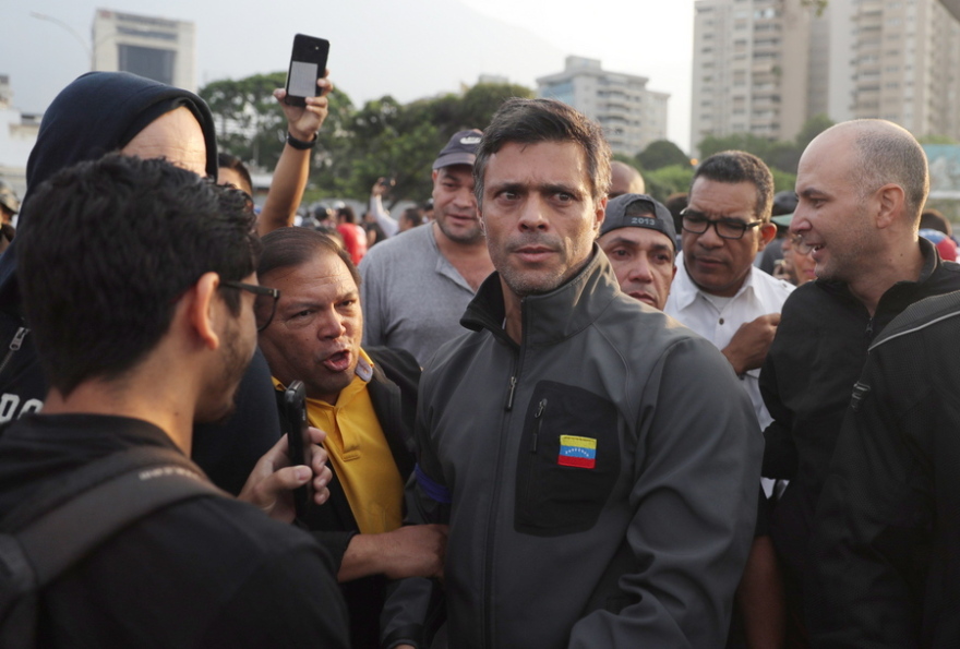 Βενεζουέλα: Συγκρούσεις στους δρόμους - Δυνάμεις του Γκουαϊδό καταλαμβάνουν δημόσια κτίρια