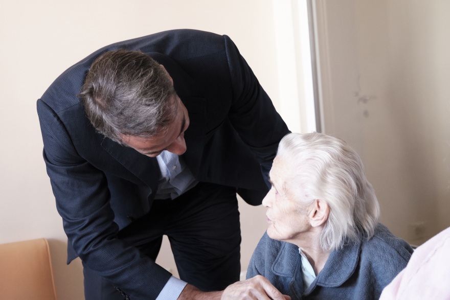 Ο Μητσοτάκης δεσμεύτηκε για ενίσχυση του πραγματικού εισοδήματος των ηλικιωμένων