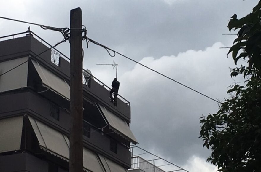 Αγρίνιο: Άντρας απειλεί να πέσει στο κενό από ταράτσα πολυκατοικίας