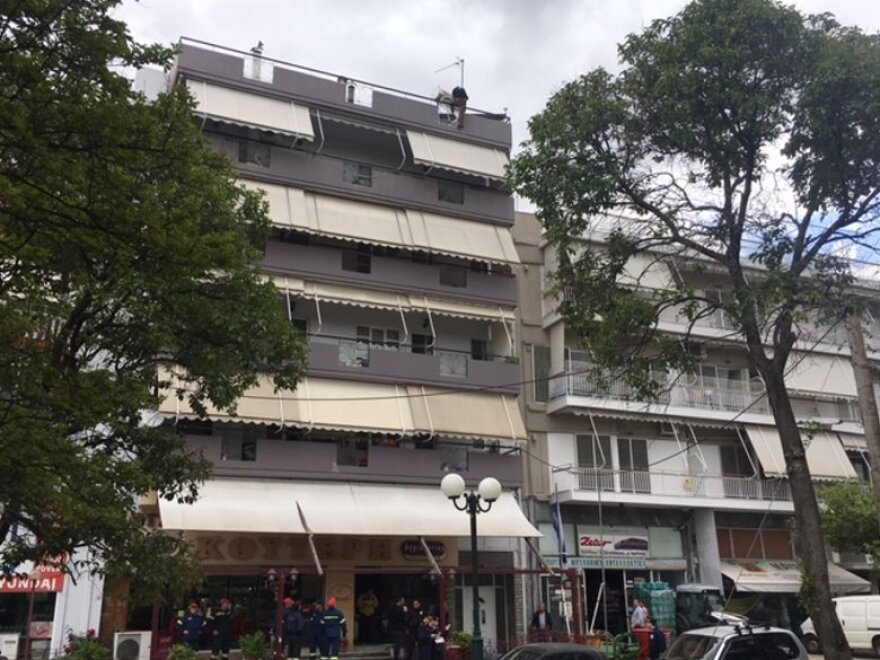 Αγρίνιο: Άντρας απειλεί να πέσει στο κενό από ταράτσα πολυκατοικίας