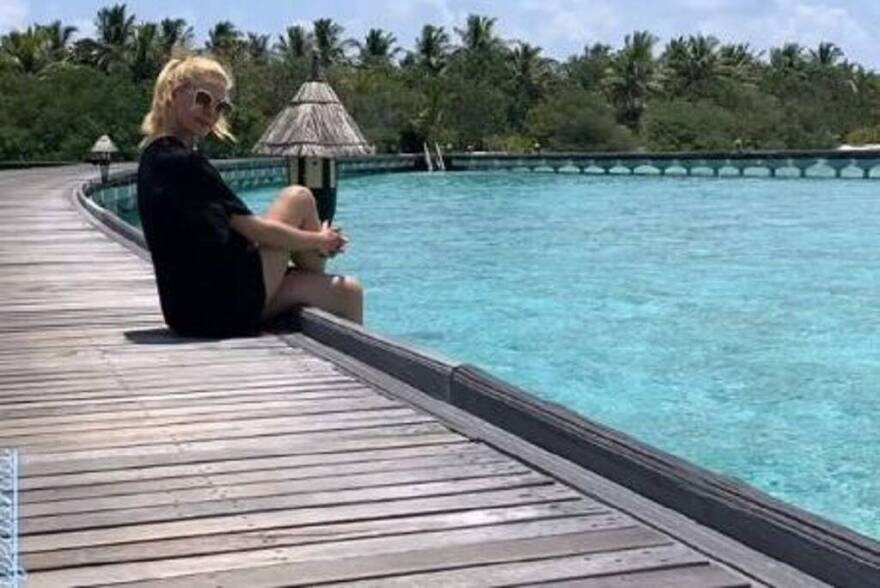 Η Ζέτα Μακρυπούλια ποζάρει με μαγιό σε... εξωτικό προορισμό 