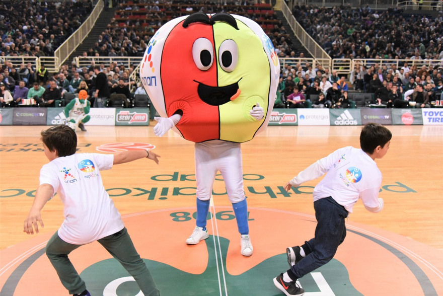 Κερkida ΟΠΑΠ: Τα παιδιά κατέβηκαν στο παρκέ και έπαιξαν μπάσκετ στο κατάμεστο ΟΑΚΑ