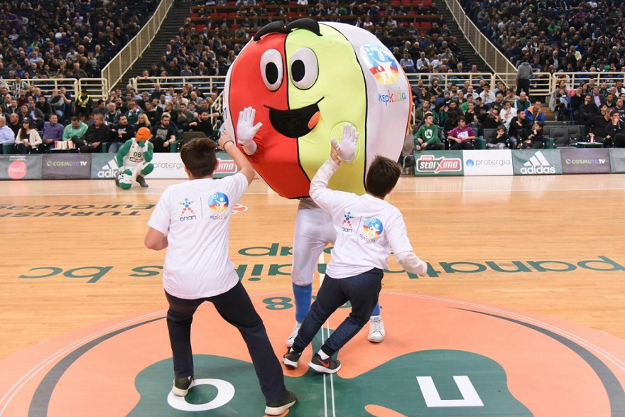 Κερkida ΟΠΑΠ: Τα παιδιά κατέβηκαν στο παρκέ και έπαιξαν μπάσκετ στο κατάμεστο ΟΑΚΑ