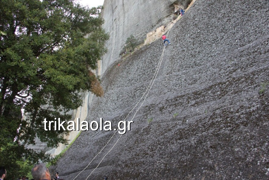 Το τάμα του Άη Γιώργη του Μαντηλά στα Μετέωρα και η εντυπωσιακή αναρρίχηση στον ιερό βράχο