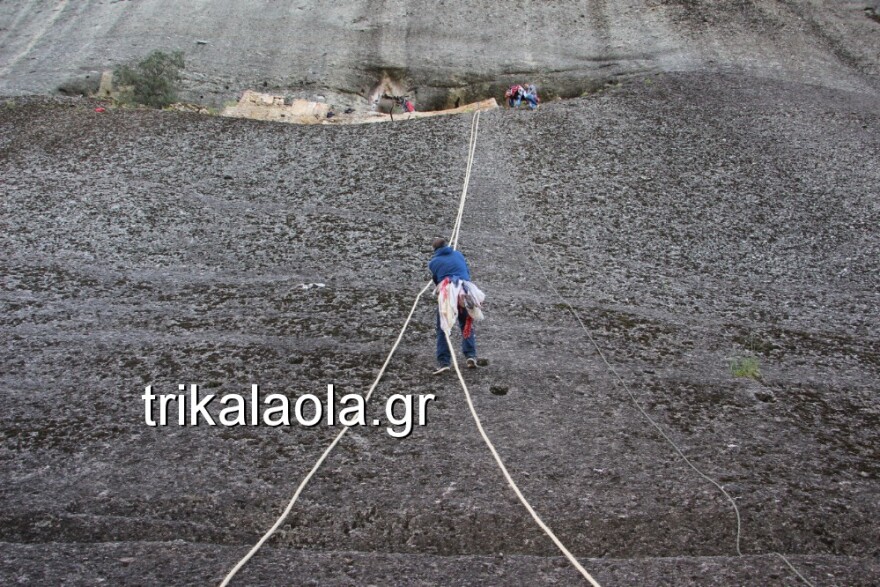 Το τάμα του Άη Γιώργη του Μαντηλά στα Μετέωρα και η εντυπωσιακή αναρρίχηση στον ιερό βράχο