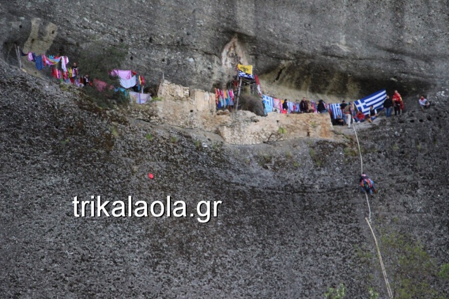 Το τάμα του Άη Γιώργη του Μαντηλά στα Μετέωρα και η εντυπωσιακή αναρρίχηση στον ιερό βράχο