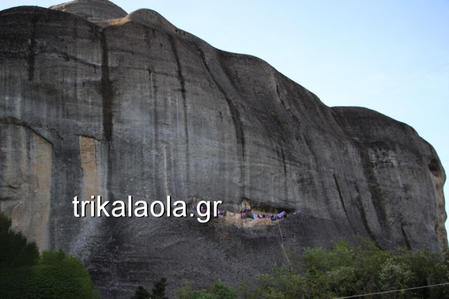 Το τάμα του Άη Γιώργη του Μαντηλά στα Μετέωρα και η εντυπωσιακή αναρρίχηση στον ιερό βράχο