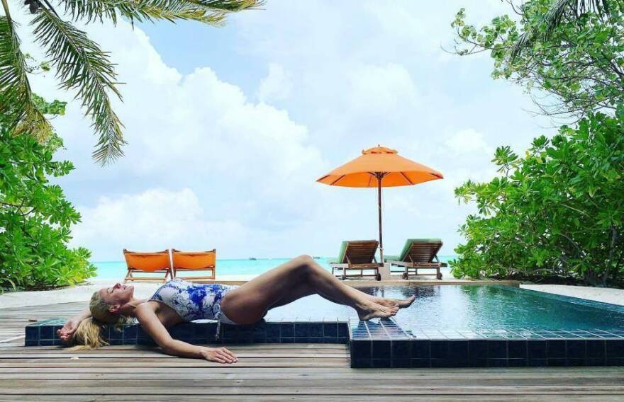 Η Ζέτα Μακρυπούλια ποζάρει με μαγιό σε... εξωτικό προορισμό 