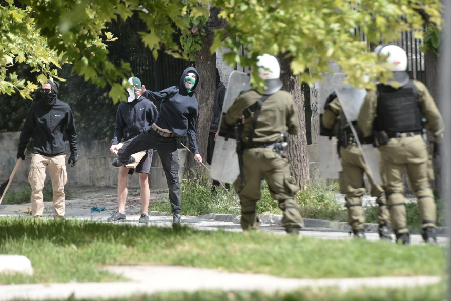 Επεισόδια στο Πολυτεχνείο - Πέτρες και μολότοφ κατά των ΜΑΤ