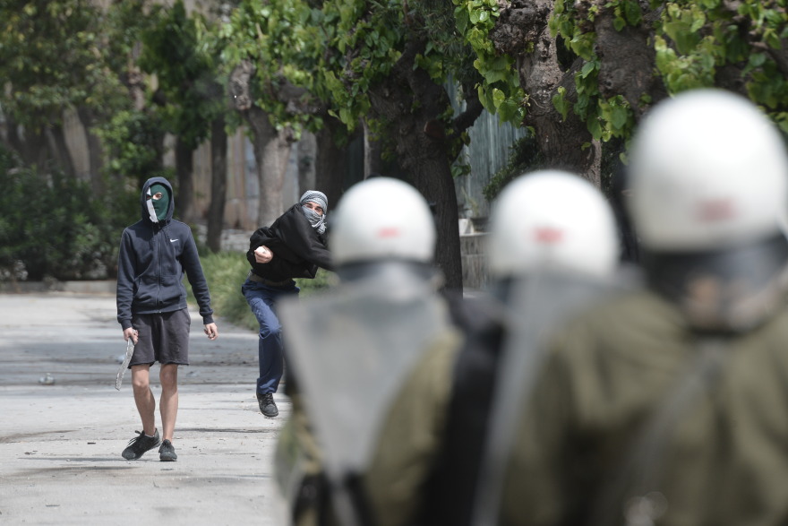 Επεισόδια στο Πολυτεχνείο - Πέτρες και μολότοφ κατά των ΜΑΤ