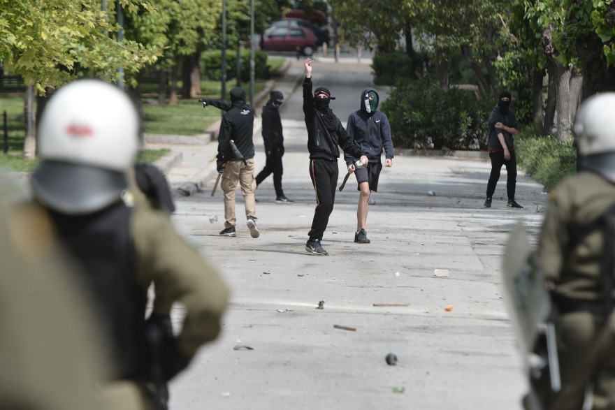 Επεισόδια στο Πολυτεχνείο - Πέτρες και μολότοφ κατά των ΜΑΤ