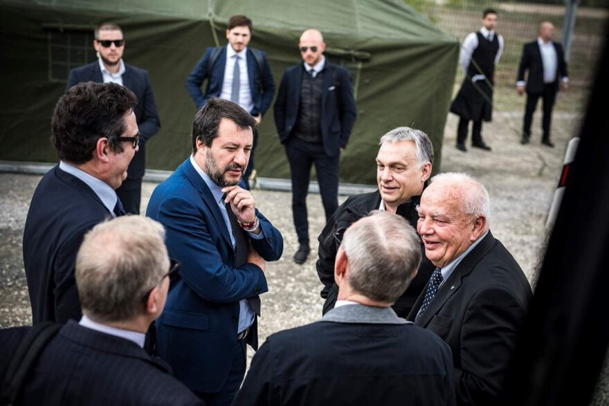 Μεταναστευτικό: Όρμπαν και Σαλβίνι πόζαραν στις κάμερες μπροστά από τον συρμάτινο φράκτη
