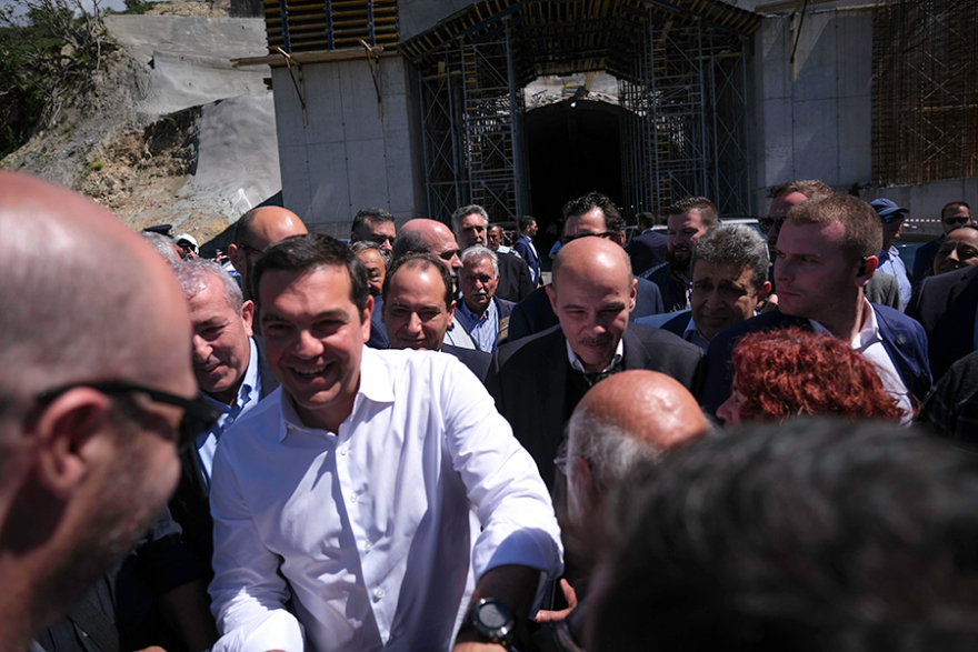 Ο Τσίπρας εγκαινιάζει... εργοτάξια στην Κρήτη